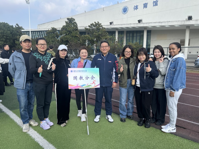 2025年开展教职工健步走活动...